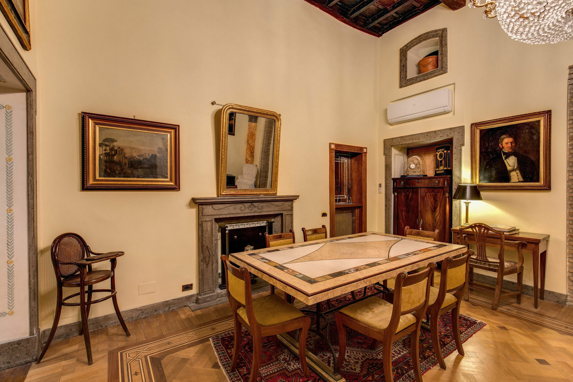 Apartment In Historic Rome